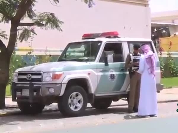 يتلقى مخالفة مرورية أثناء التصوير .. ويوثقها بالفيديو