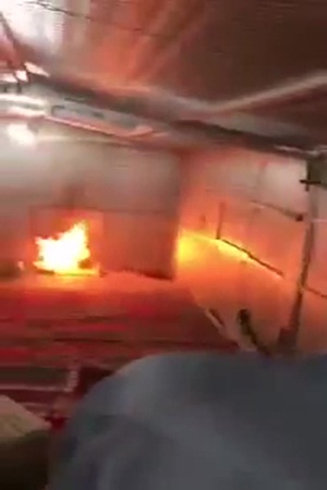 لا تجرب هذا بنفسك .. يستخدم الرشاش لإشعال الحطب