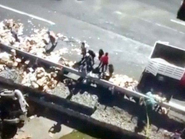 وفاة شخص وإصابة أخرين بسبب شاحنة .. أثناء تغطيتهم لحادث آخر