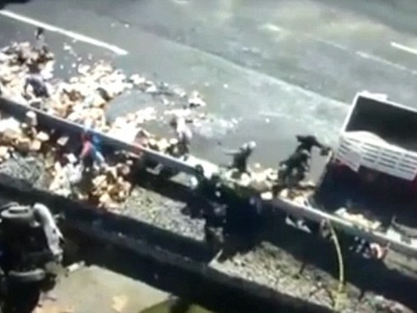 وفاة شخص وإصابة أخرين بسبب شاحنة .. أثناء تغطيتهم لحادث آخر