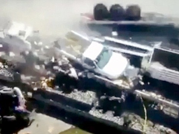 وفاة شخص وإصابة أخرين بسبب شاحنة .. أثناء تغطيتهم لحادث آخر