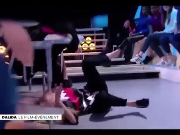 شاهد ماذا حدث لهذه الممثلة على الهواء مباشرة