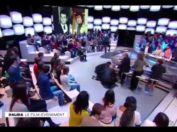 شاهد ماذا حدث لهذه الممثلة على الهواء مباشرة