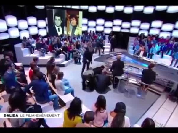 شاهد ماذا حدث لهذه الممثلة على الهواء مباشرة
