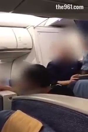 شاهد الشجار الذي تسبب في هبوط الطائرة اضطراريًا