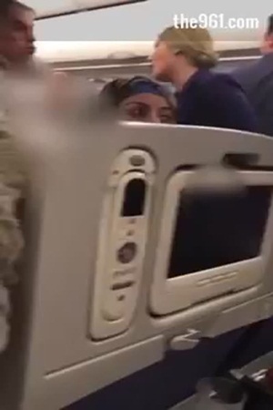 شاهد الشجار الذي تسبب في هبوط الطائرة اضطراريًا