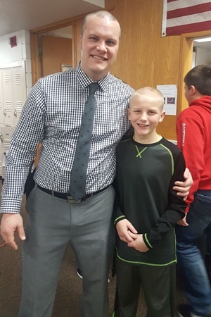 كيف رد مدير المدرسة الاعتبار لهذا الطفل بحلاقة شعره في المدرسة .. فيديو