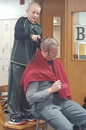 كيف رد مدير المدرسة الاعتبار لهذا الطفل بحلاقة شعره في المدرسة .. فيديو