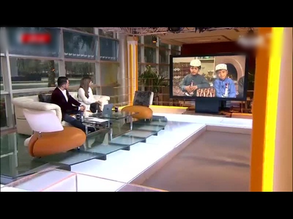 شاهد ماذا أهدى طفلا البادية مقدمة البرنامج