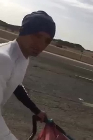 أسباني يوثق رحلته من فرنسا إلى الكعبة سيرًا على الأقدام .. بالفيديو