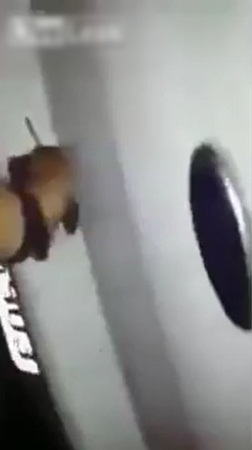 شاهد لحظة تحرير سيدة من قبضة مختطفها