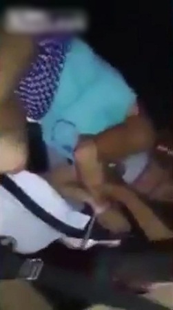 شاهد لحظة تحرير سيدة من قبضة مختطفها