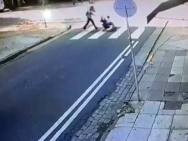 أم تنقذ حياة طفلها قبل أن تتعرض للدهس .. فيديو