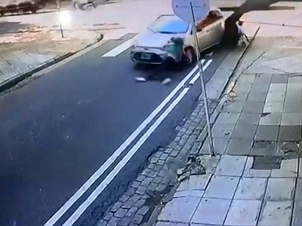 أم تنقذ حياة طفلها قبل أن تتعرض للدهس .. فيديو