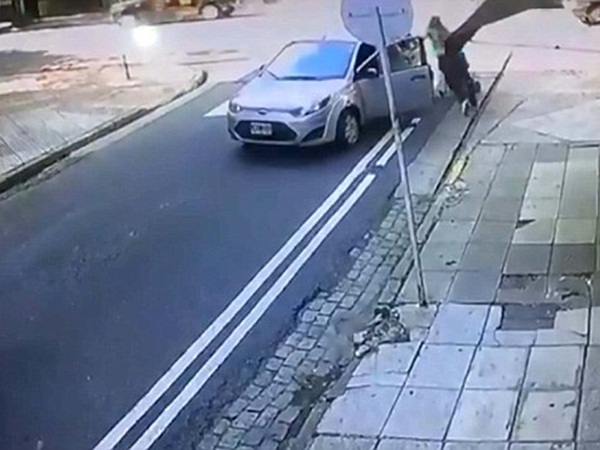 أم تنقذ حياة طفلها قبل أن تتعرض للدهس .. فيديو