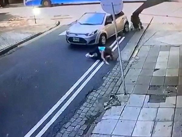 أم تنقذ حياة طفلها قبل أن تتعرض للدهس .. فيديو