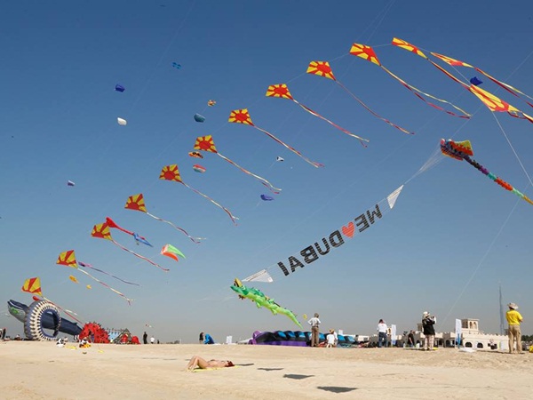 شاهد مهرجان الطائرات الورقية في جميرا
