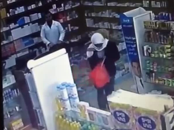 لص يسرق مرتين من نفس الشارع في حائل .. فيديو