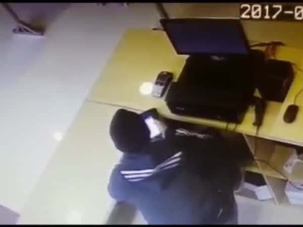 لص يسرق مرتين من نفس الشارع في حائل .. فيديو