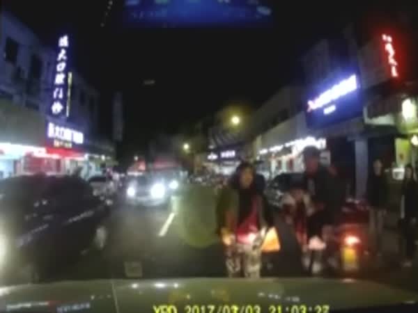 يحرضان طفلتهما على السقوط أمام سيارة .. فيديو