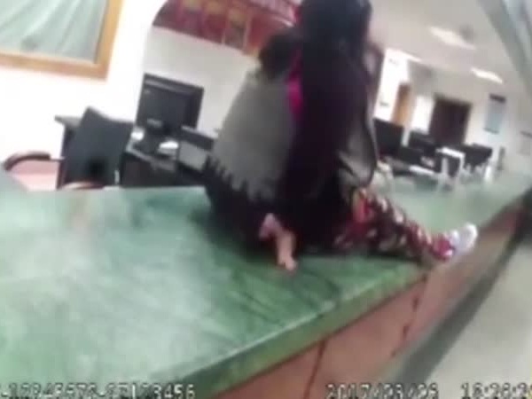 يحرضان طفلتهما على السقوط أمام سيارة .. فيديو