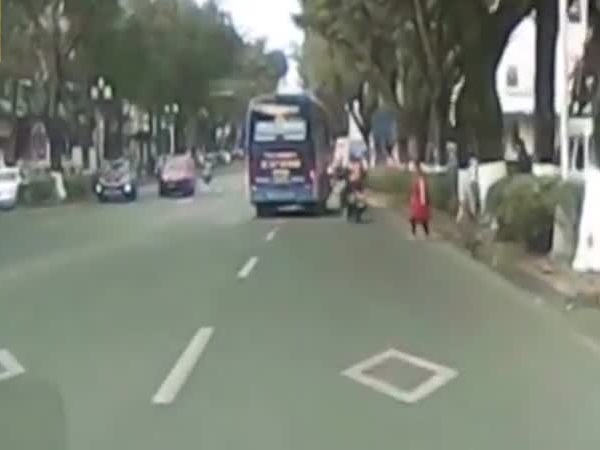 يحرضان طفلتهما على السقوط أمام سيارة .. فيديو