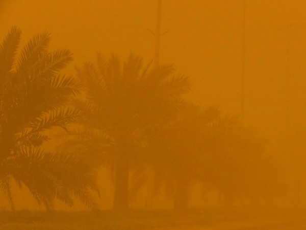 عاصفة رملية في المنطقة تسبب قصور في الرؤية