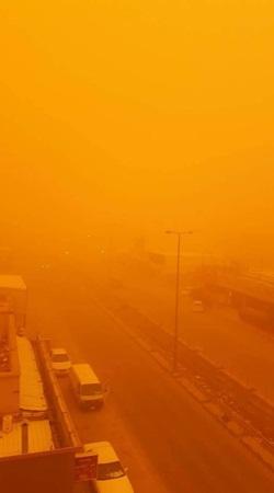 عاصفة رملية في المنطقة تسبب قصور في الرؤية