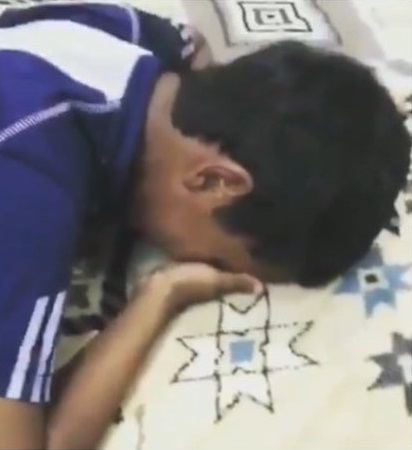 بالفيديو: خليجي يوثق حادثة تعذيب ابنه!