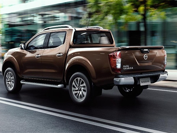 بالفيديو: سيارة بيك آب تحمل في صندوقها سيارتين!