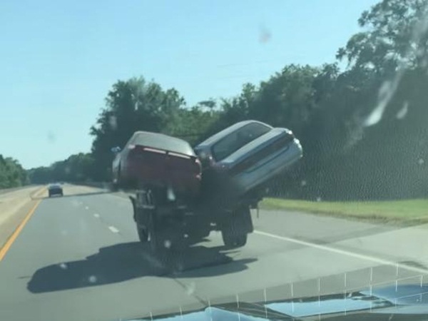 بالفيديو: سيارة بيك آب تحمل في صندوقها سيارتين!