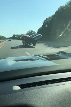 بالفيديو: سيارة بيك آب تحمل في صندوقها سيارتين!