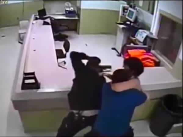 بالفيديو .. متهم بالقتل يحاول الهرب من السجن لثاني مرة .. فهل ينجح؟