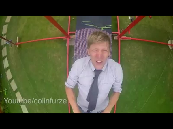 أراد أن يركب أرجوحة استثنائية .. فصنع له والده واحدة في فناء المنزل