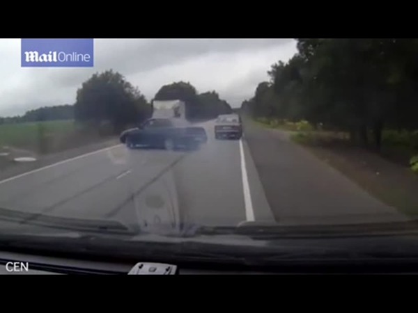 حاولوا تجاوز السيارة التي أمامهم .. فتسببوا في حادث أليم وطاروا جميعًا من السيارة