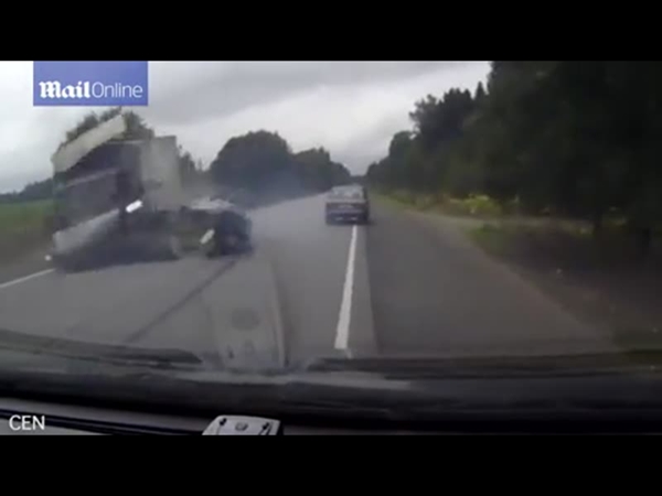 حاولوا تجاوز السيارة التي أمامهم .. فتسببوا في حادث أليم وطاروا جميعًا من السيارة