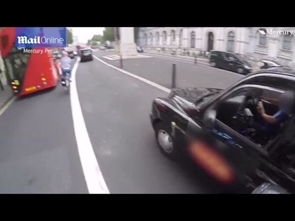 شاهد هذا التصرف المستنكر الذي قام به هذا السائق في شوارع المملكة المتحدة