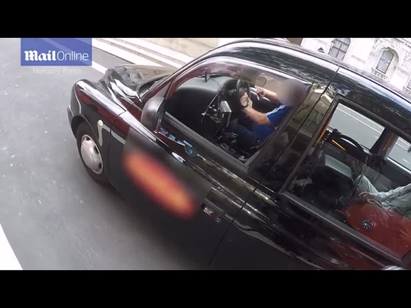 شاهد هذا التصرف المستنكر الذي قام به هذا السائق في شوارع المملكة المتحدة