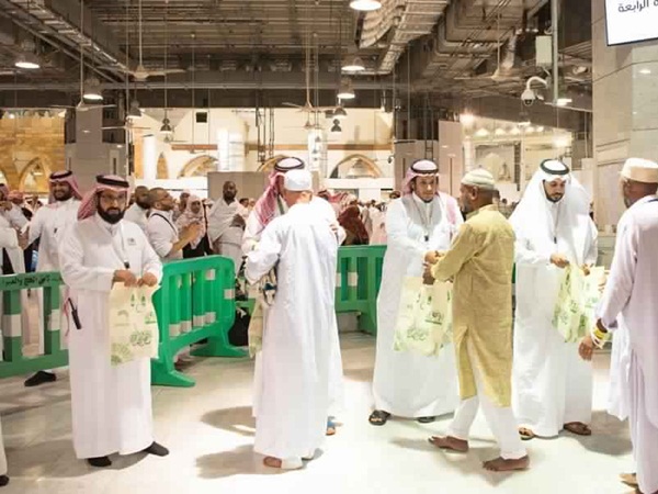 بالصور.. هدايا للحجاج من المملكة بعد إنتهاء فرائض الحج