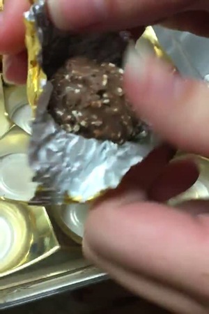 شاهد بالفيديو  .. فريرو روشيه محشوة بالديدان