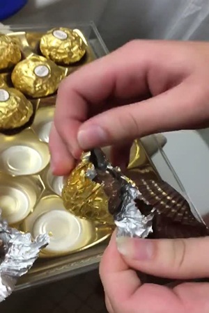 شاهد بالفيديو  .. فريرو روشيه محشوة بالديدان