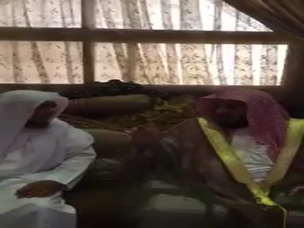 شاهد الشيخ عائض القرني يشكر هذا المواطن في منزله .. تعرف على السبب