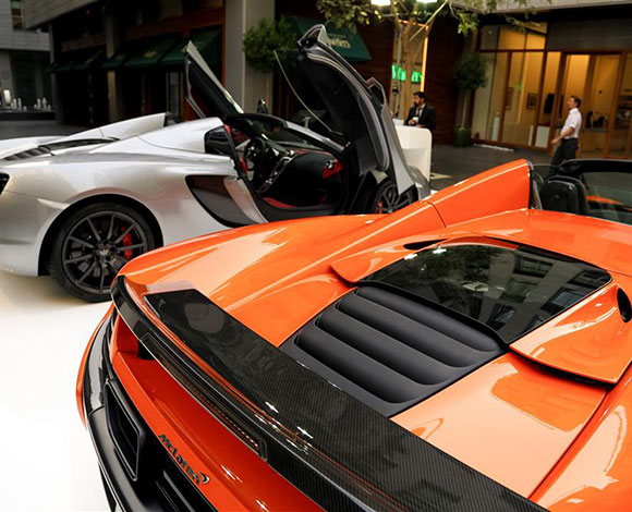 Motor Village يجمع السيارات الفارهة في دبي