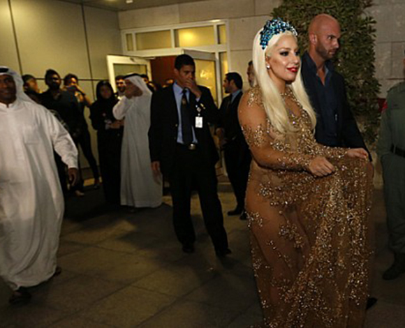 "Lady Gaga"  تصل الى دبي وحفل كبير مساء اليوم