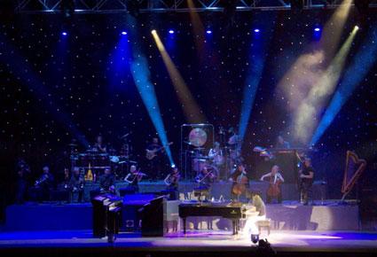 ياني يخطف الجمهور إلى عالم من دون حدود في دبي