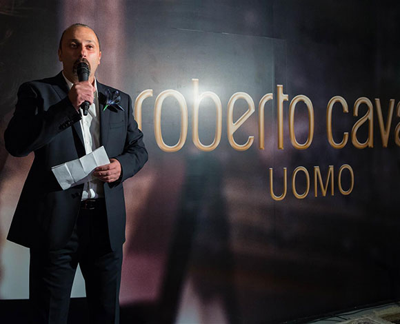 روبيرتو كافالي تطلق عطر Uomo الأنيق