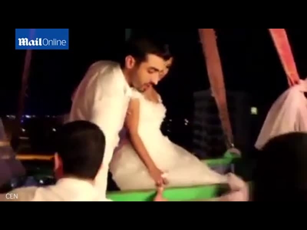 وجدا المصعد معطل في ليلة العمر .. فكيف صعدا إلى شقتهما