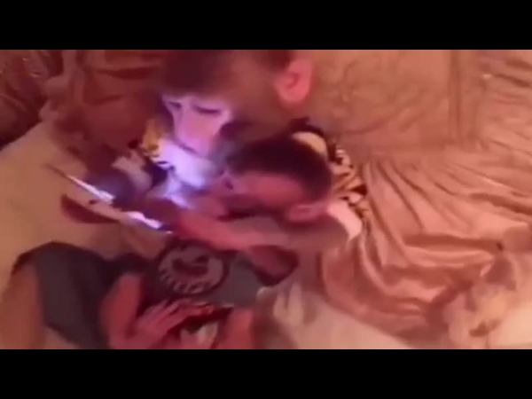 أب يعلم ابنه كيفية استخدام اللوح الرقمي الذكي .. ولكنه قرد