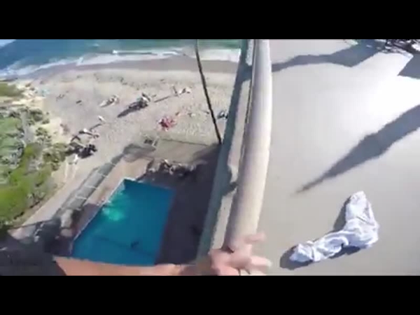 رمى نفسه من أعلى البناية وكأته سينتحر .. ثم سقط في هذا