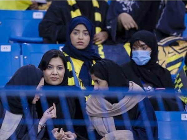 فتاة تقتحم مباراة أحد والتحاد وتثير الجدل